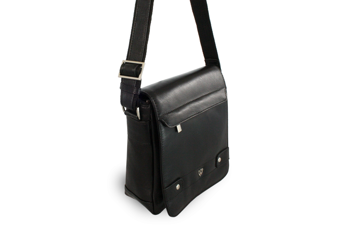 Malý černý pánský kožený crossbag s klopnou 215-1701-60